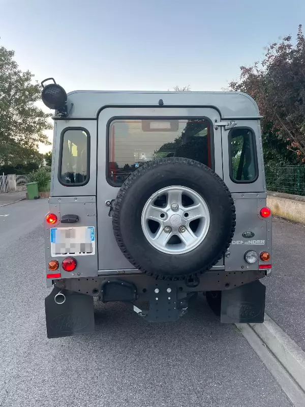 Land Rover Defender 2.2 TD4 - Vue détaillée 2